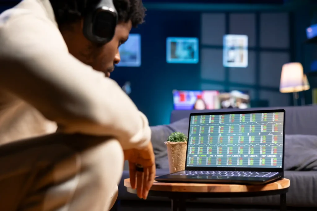 Pessoa analisando opções de apostas online bets no brasil, com foco na tela de resultados de apostas, em ambiente moderno e confortável.